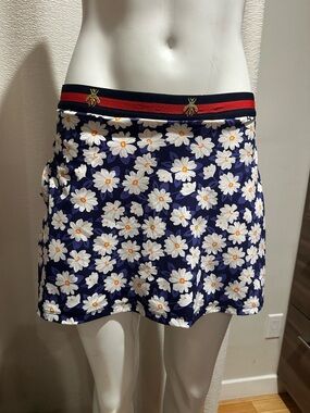 Foray Golf active Floral Daisy Mini Skirt with Signature Bee Waistband